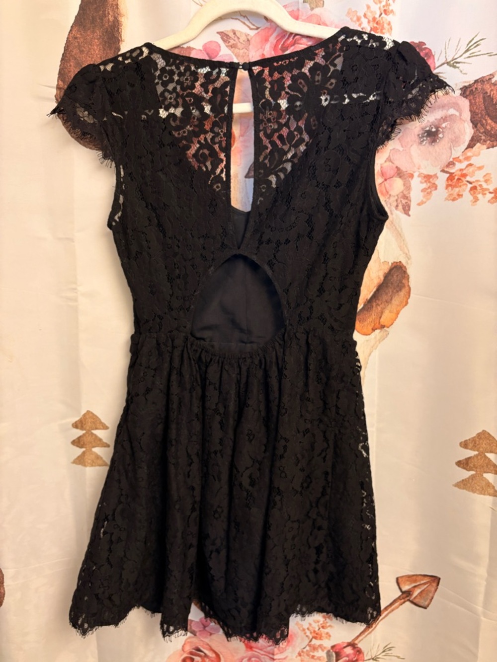 Small Black Lace Cap-Sleeve Dress - Picture 5 of 8
